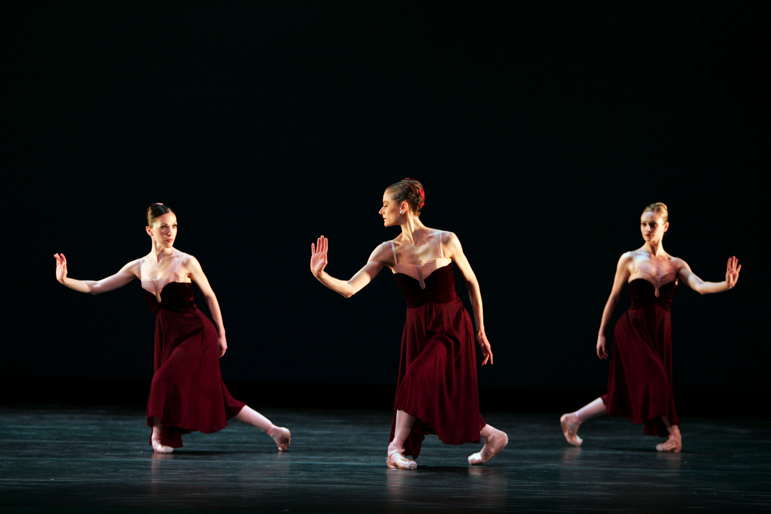 MASTER IMAGE2005 RepertorySF Ballet in Morris' Maelstrom.(© Chris Hardy)